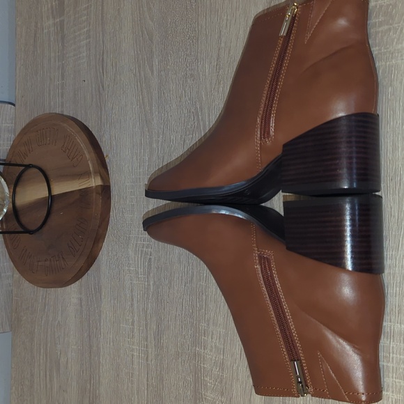 NEW! Tommy Hilfiger Brown Ankle Booties with Side Zipper - Picture 5 of 10